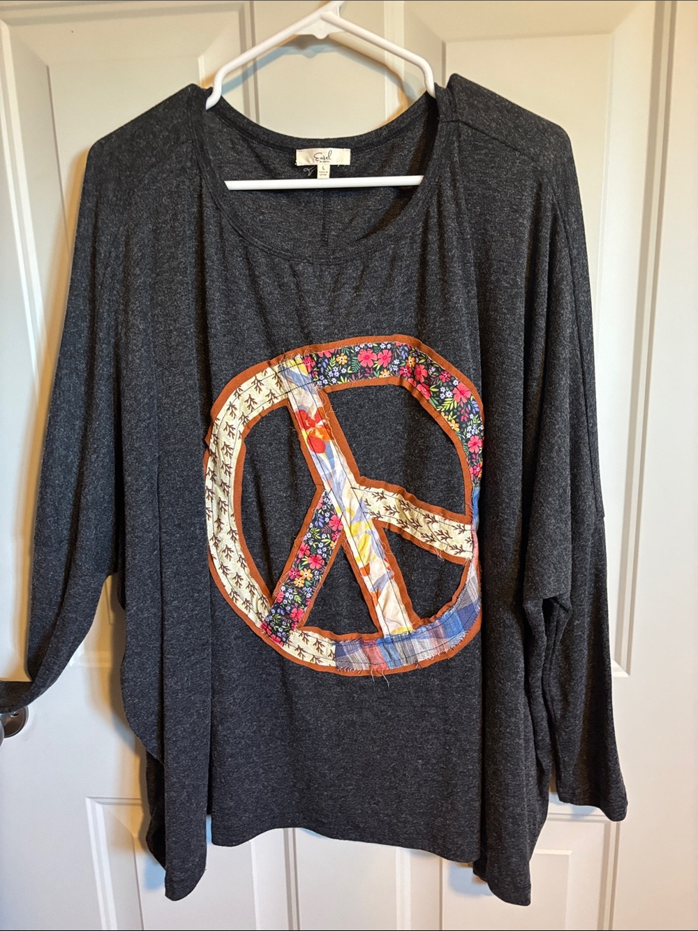 easel Charcoal Top with Multicolor Patchwork Peace Sign